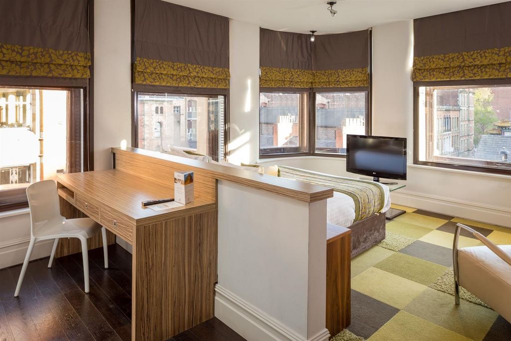 Property photo 2 of 5 Bright, Modern Double Bedroom With A Bay Of Large ...