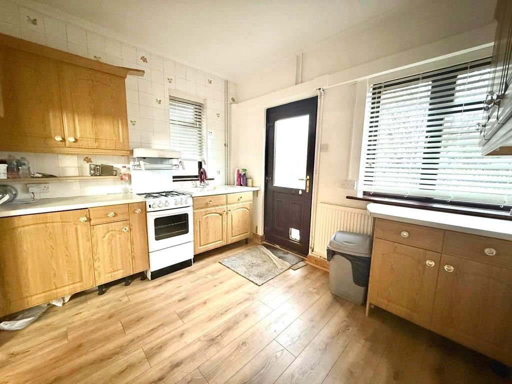 Property photo 3 of 10 Kitchen