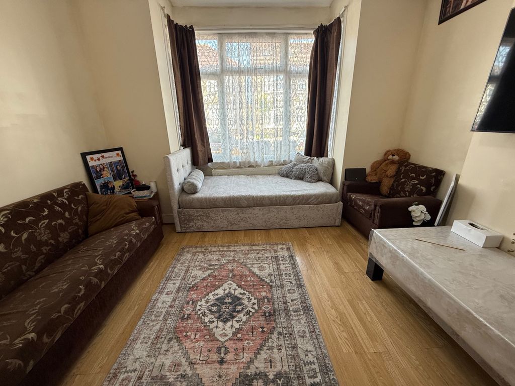 Property photo 1 of 10 2 Bedroom Ground Floor Flat On Regina Road, Southall