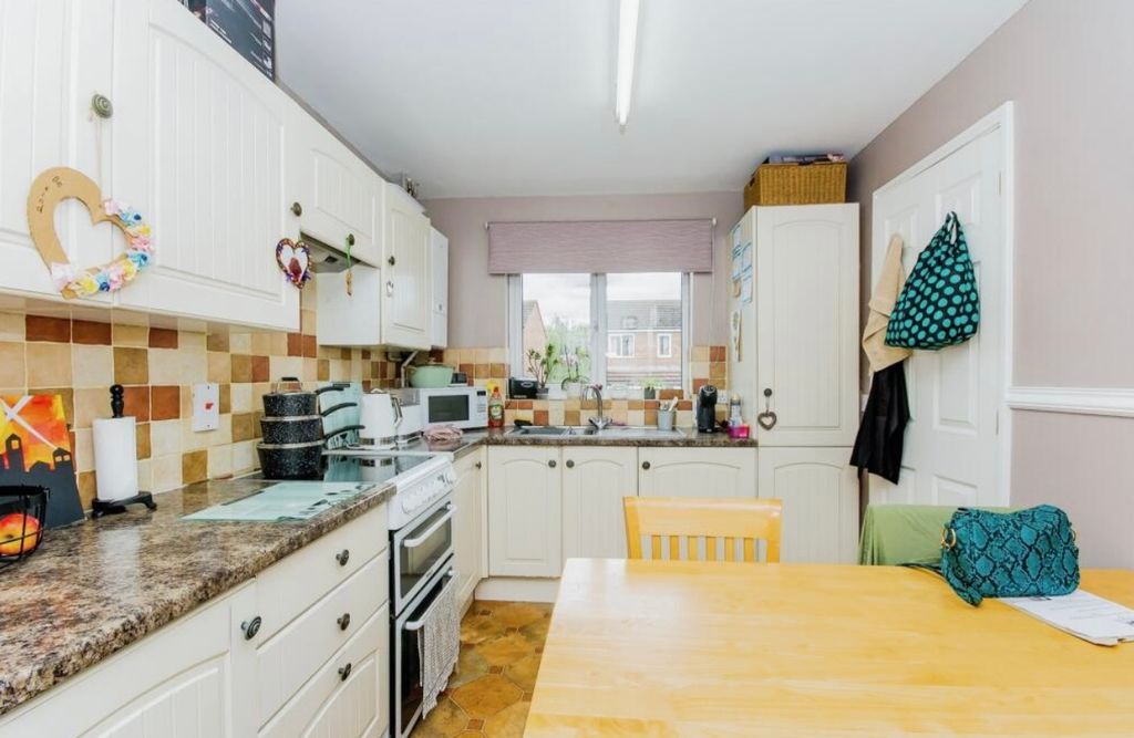 Property photo 2 of 9 Kitchen
