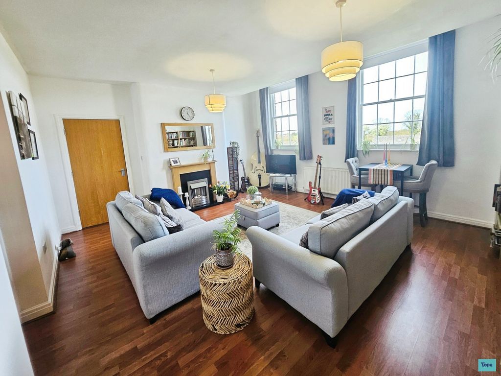 Property photo 2 of 15 Lounge