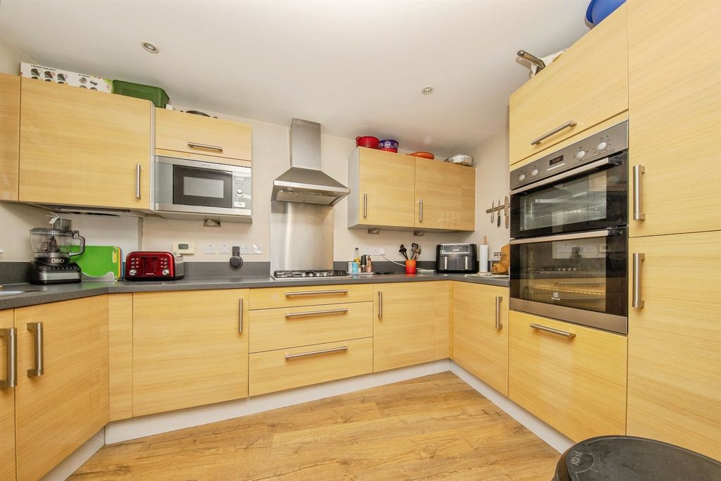 Property photo 2 of 20