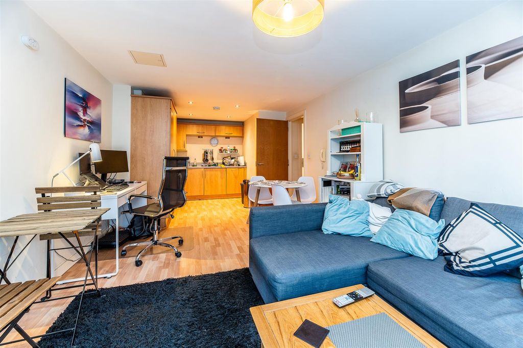 Property photo 3 of 11 21 Waterfront Plaza 014