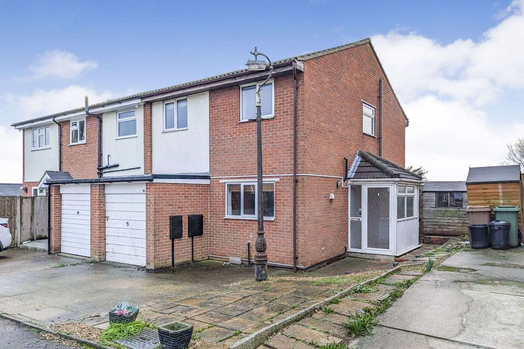Property photo 2 of 16 2 Avery Close, Allhallows, Rochester, Me3 9Qg