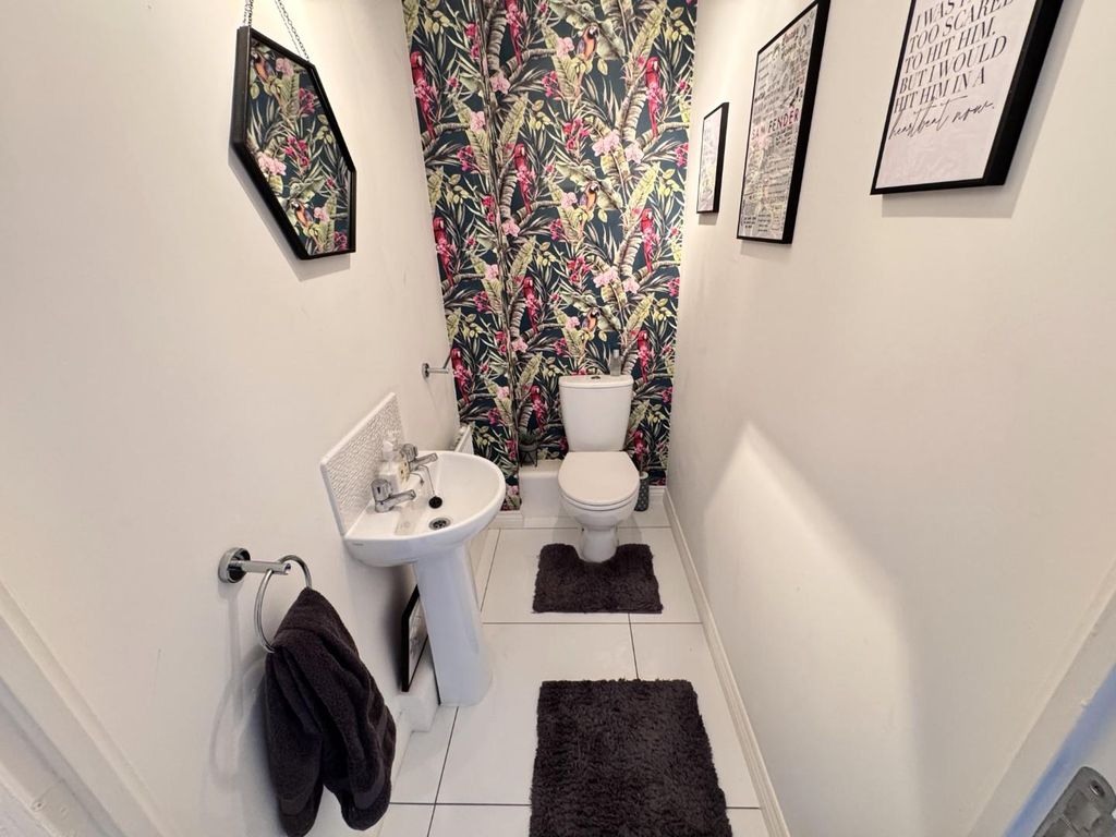 Property photo 3 of 22 Guest WC