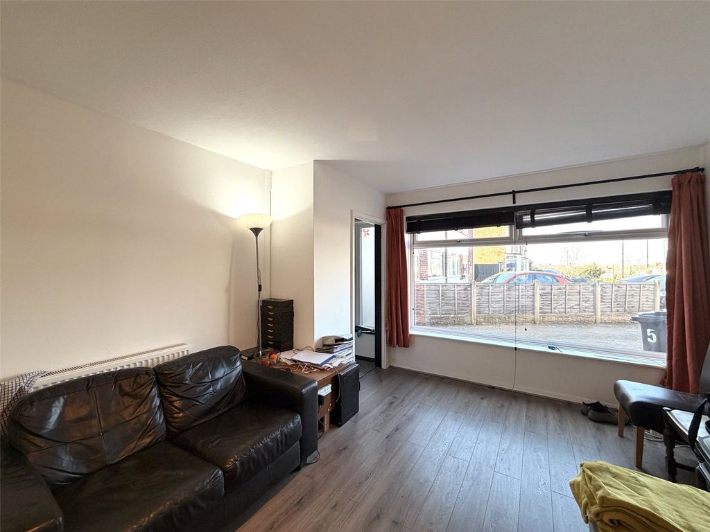 Property photo 3 of 17 Lounge