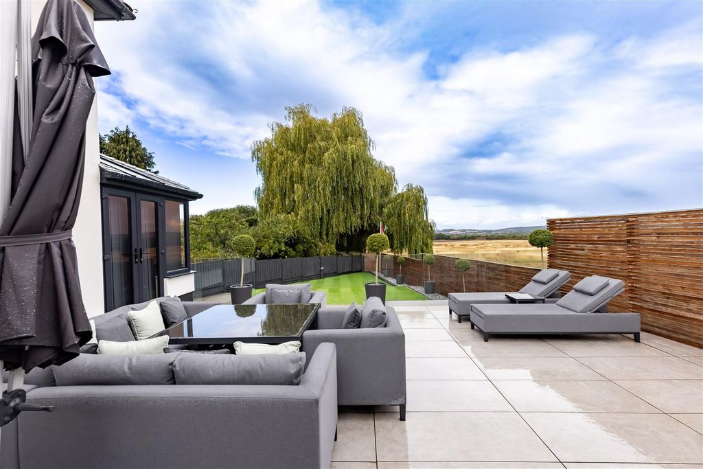 Property photo 2 of 30 4, Forest Close (25).Jpg