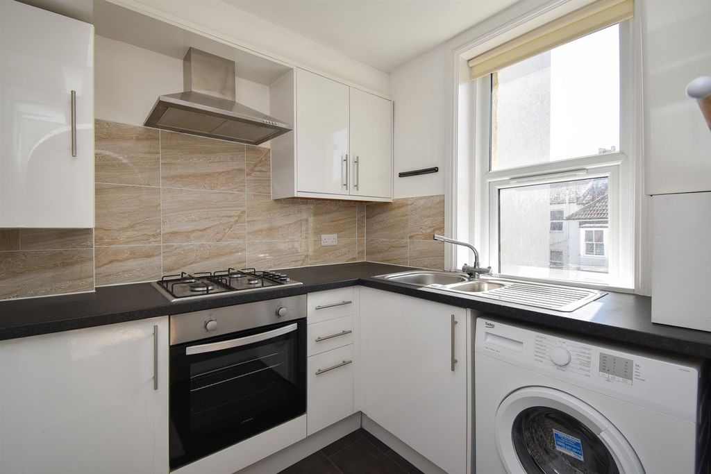 Property photo 3 of 10 Kitchen