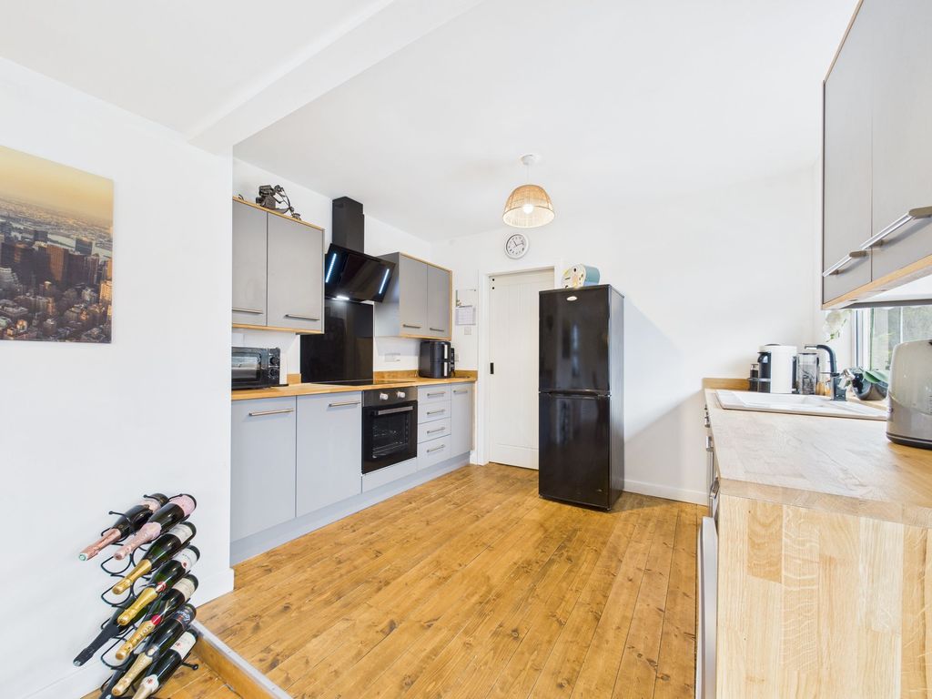 Property photo 3 of 17 Kitchen