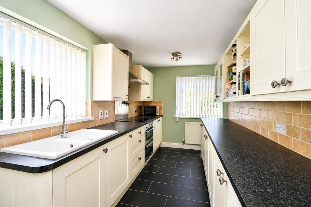 Property photo 3 of 17 Kitchen