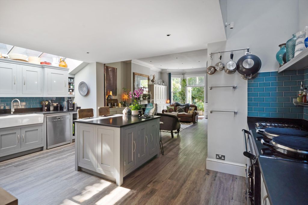 Property photo 2 of 19 Image