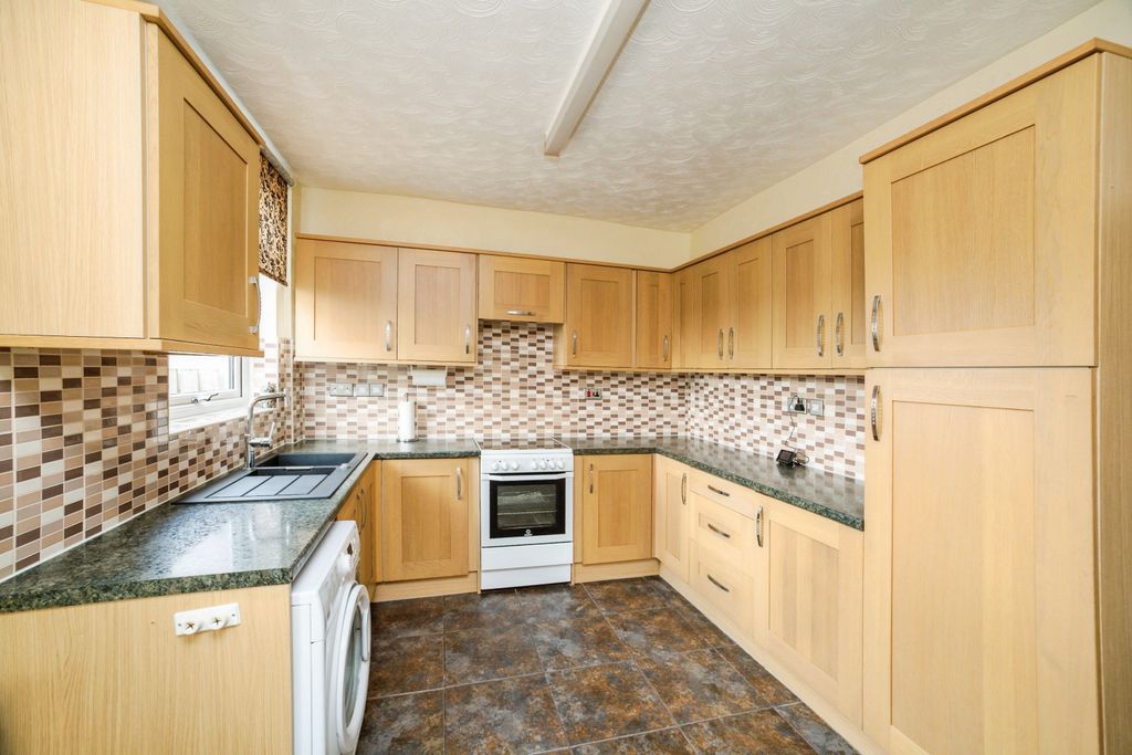 Property photo 3 of 15 Kitchen/Dining Room