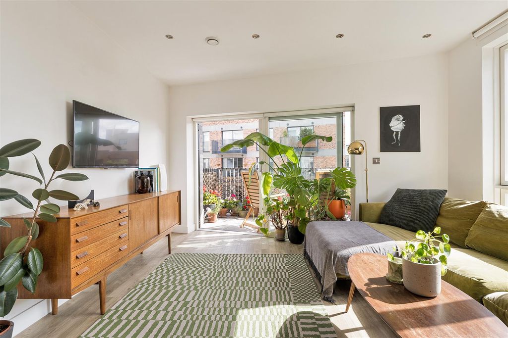 Property photo 1 of 21 Rookwood Way, E3
