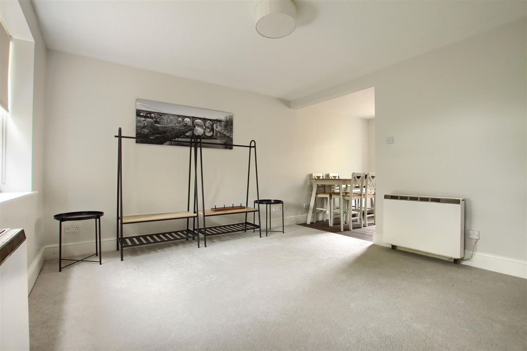 Property photo 3 of 9 Om4.Jpg