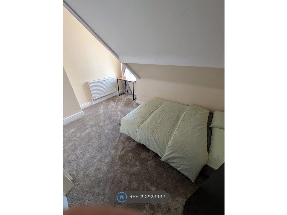 Property photo 2 of 17 En-Suite Attic Room A