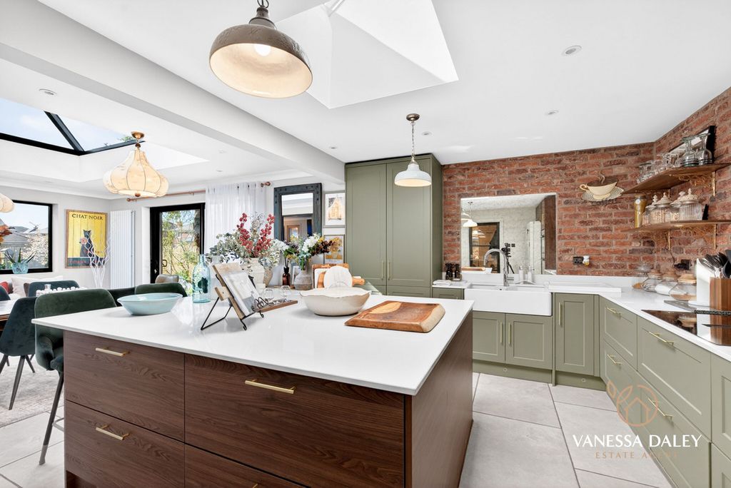 Property photo 3 of 47