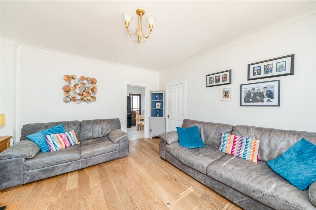 Property photo 3 of 15 30_Gunsgreen_Crescent-03.Jpg