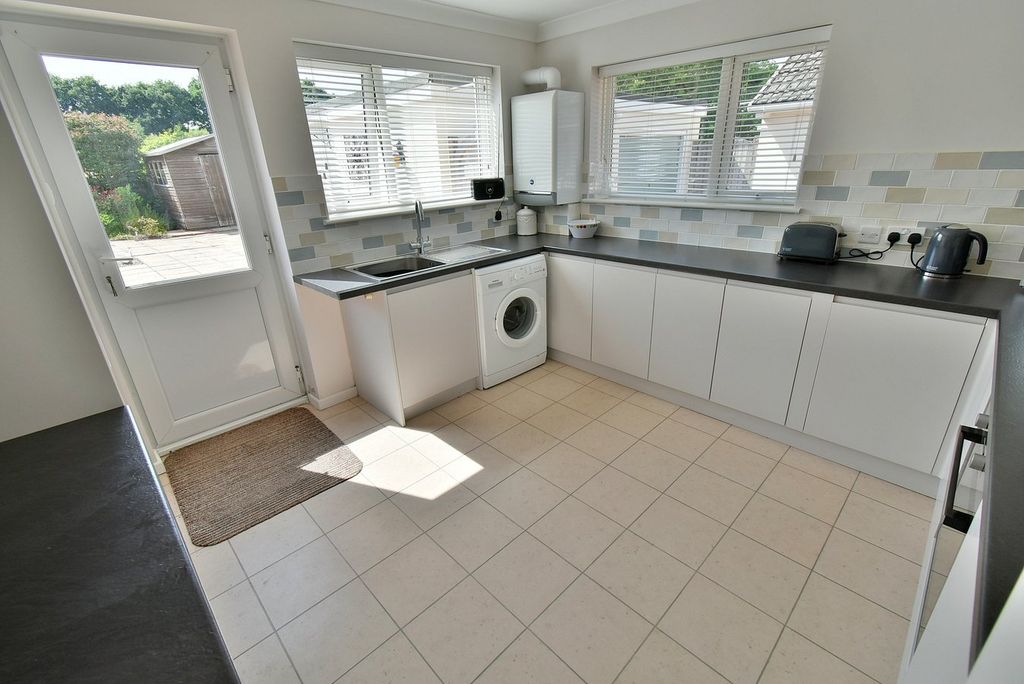 Property photo 3 of 14 Kitchen