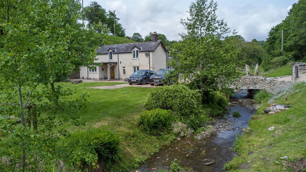 Property photo 1 of 38 Gardens