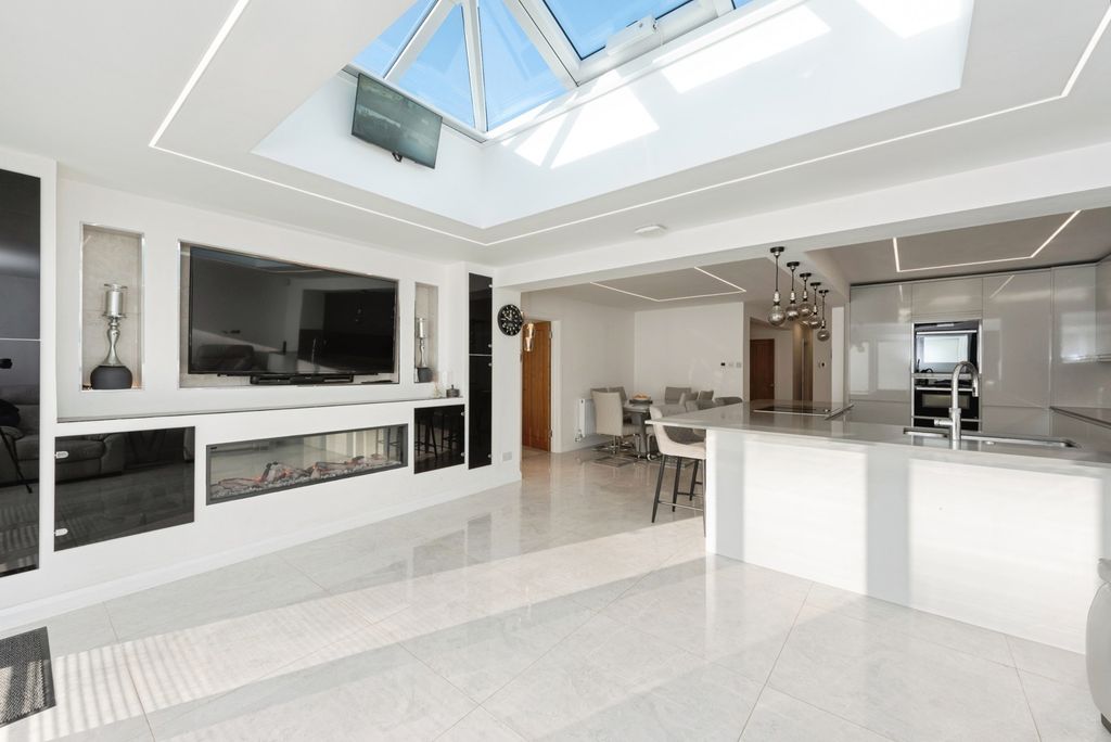Property photo 2 of 20 Kitchen/Dining Room