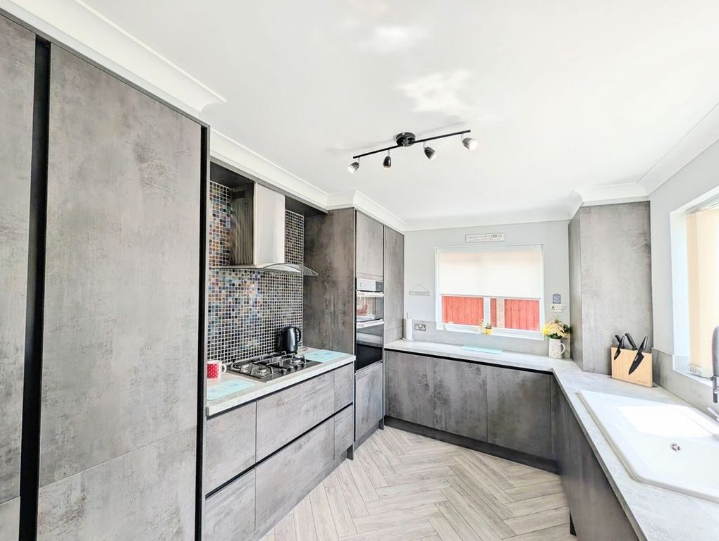 Property photo 3 of 19 Kitchen Pic 1