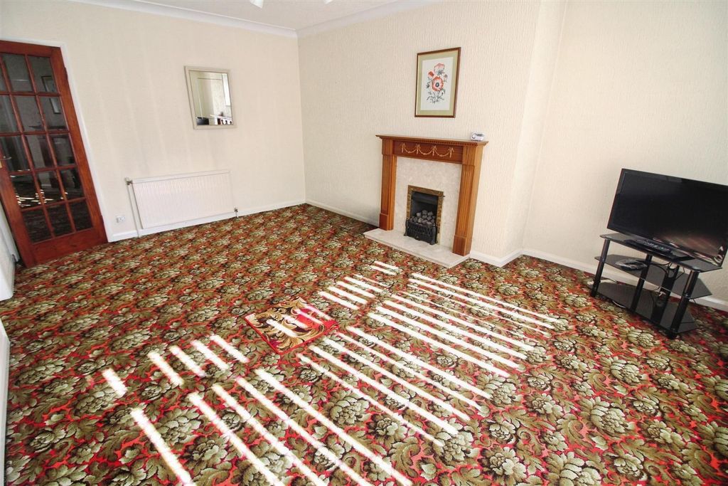 Property photo 2 of 13 Lounge