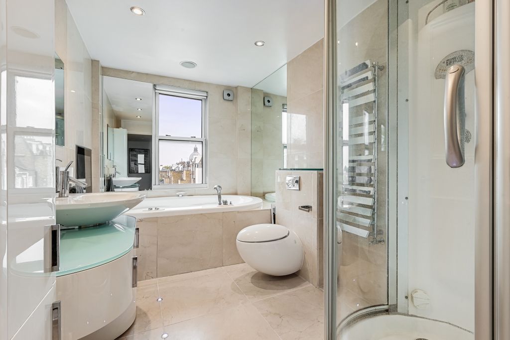 Property photo 3 of 11 Flat 5 65 Ennismo...