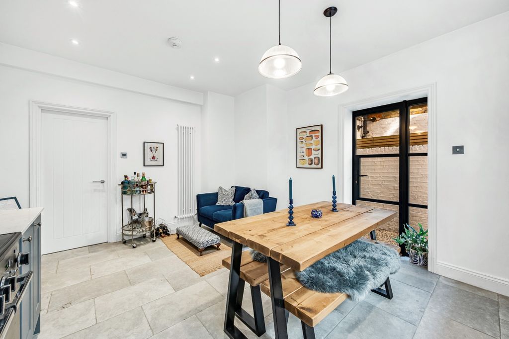 Property photo 3 of 16 4523662