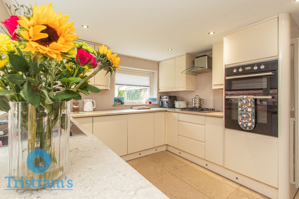 Property photo 2 of 25