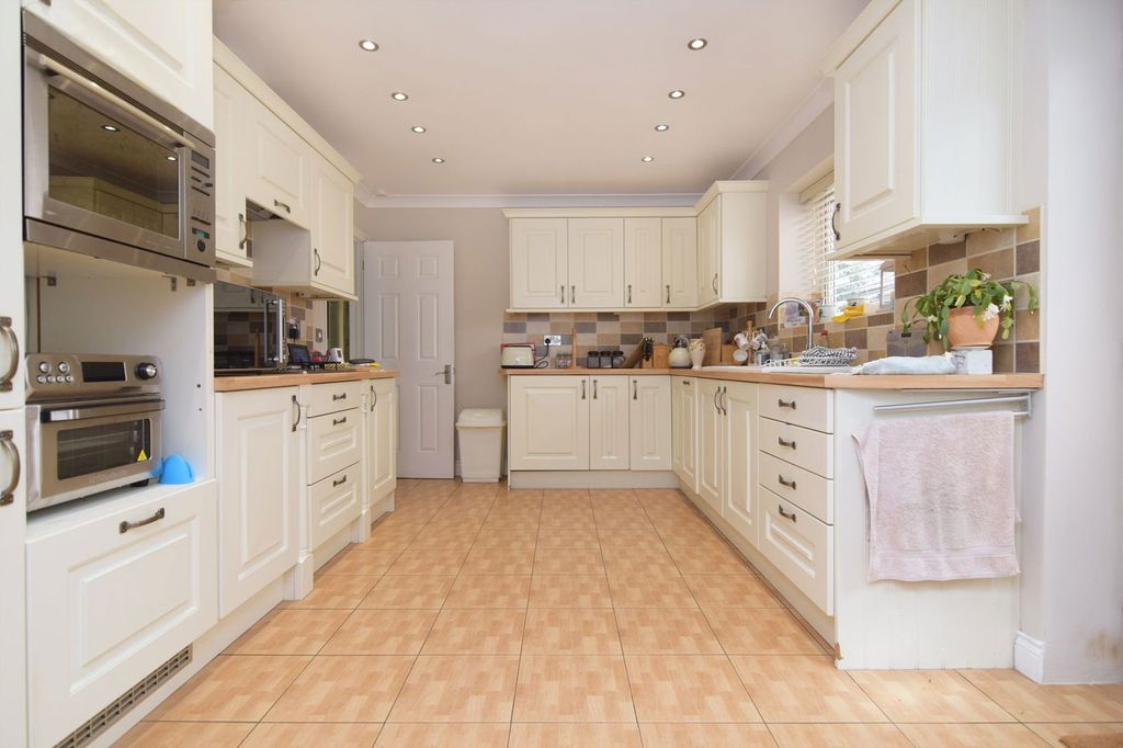 Property photo 2 of 17 2 - Kitchenbreakfast-Room