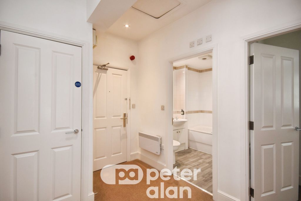 Property photo 3 of 16 Entrance Hall