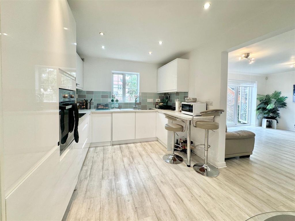 Property photo 3 of 16 Tithe Close 4.Jpg