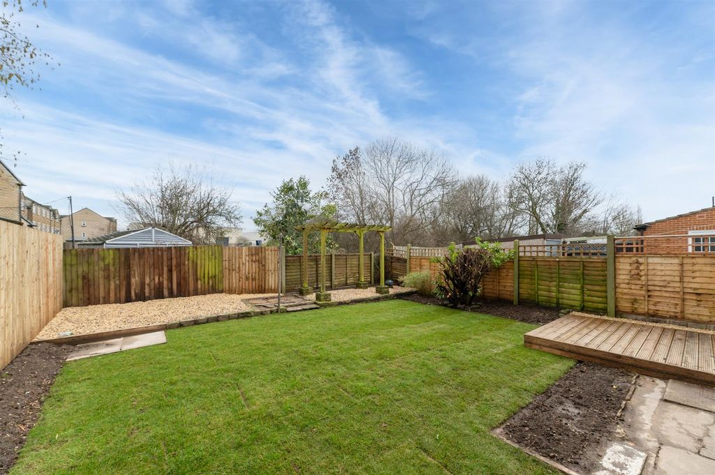 Property photo 2 of 27 Garden