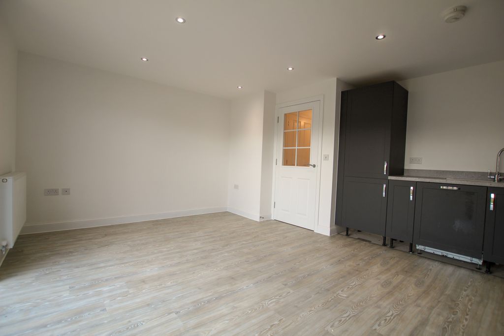 Property photo 3 of 11 Kitchen