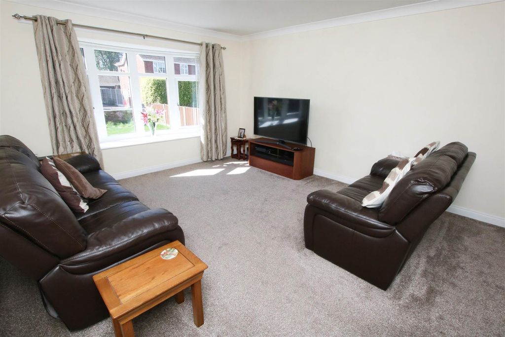 Property photo 3 of 20 Lounge