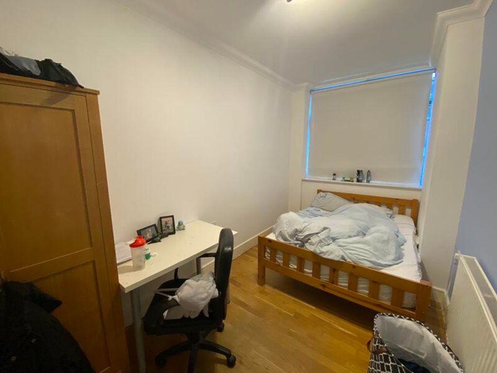 Property photo 3 of 8 A Cozy Double Bedroom Featuring A Comfortable Bed ...