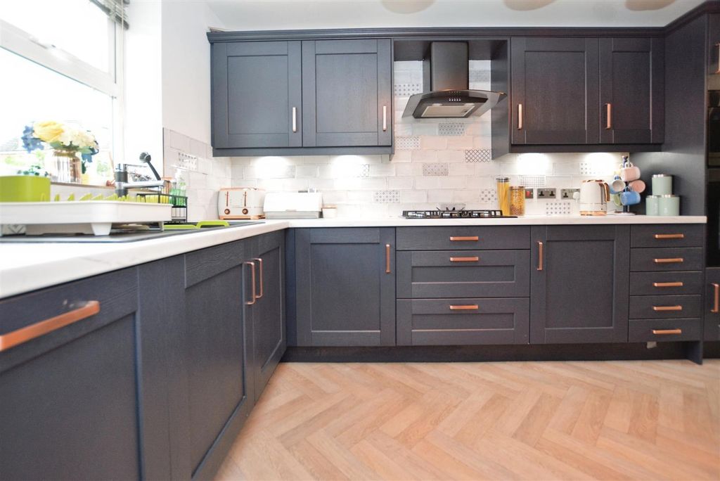 Property photo 3 of 31 Kitchen