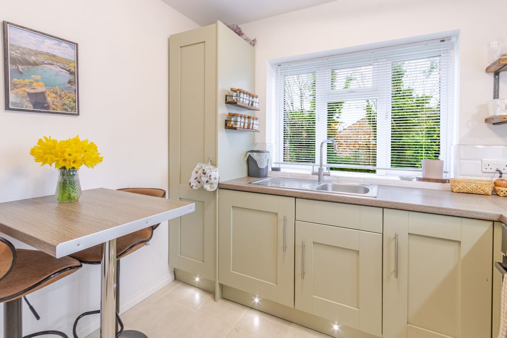 Property photo 3 of 25 Kitchen 2