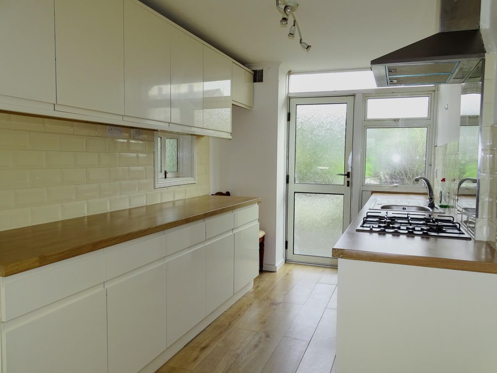 Property photo 3 of 8 Kitchen