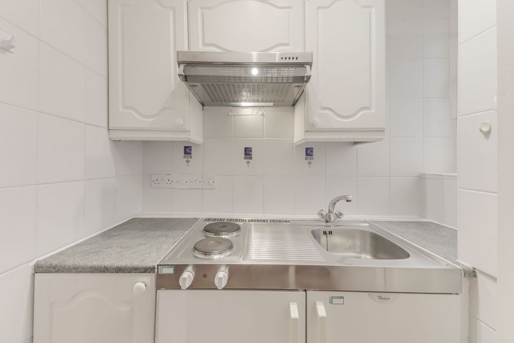 Property photo 3 of 6 Kitchen