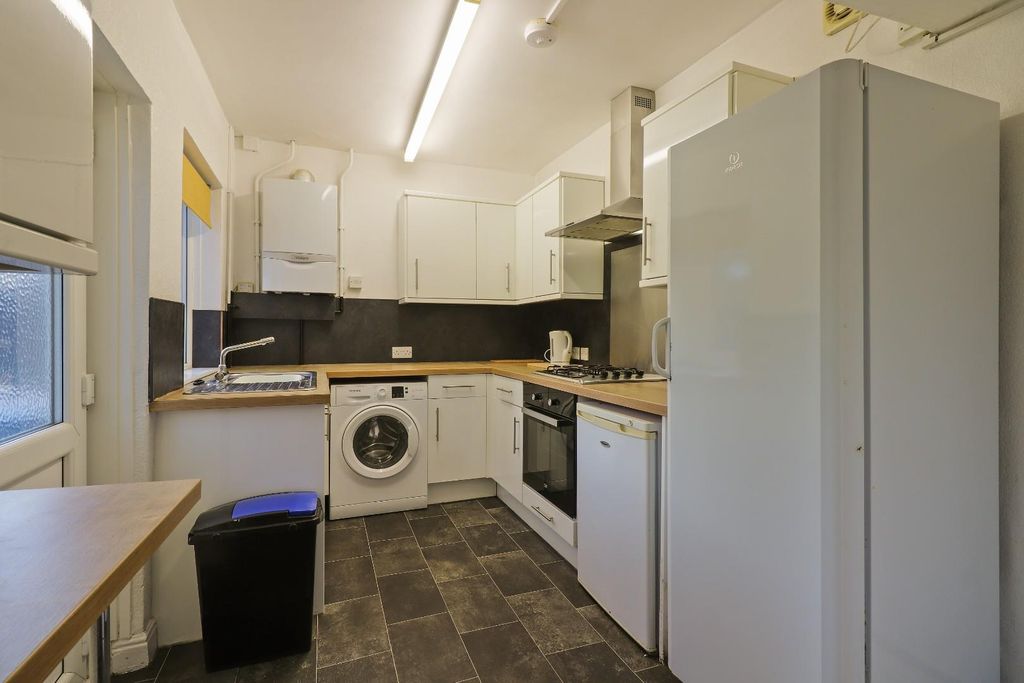 Property photo 3 of 18 Kitchen