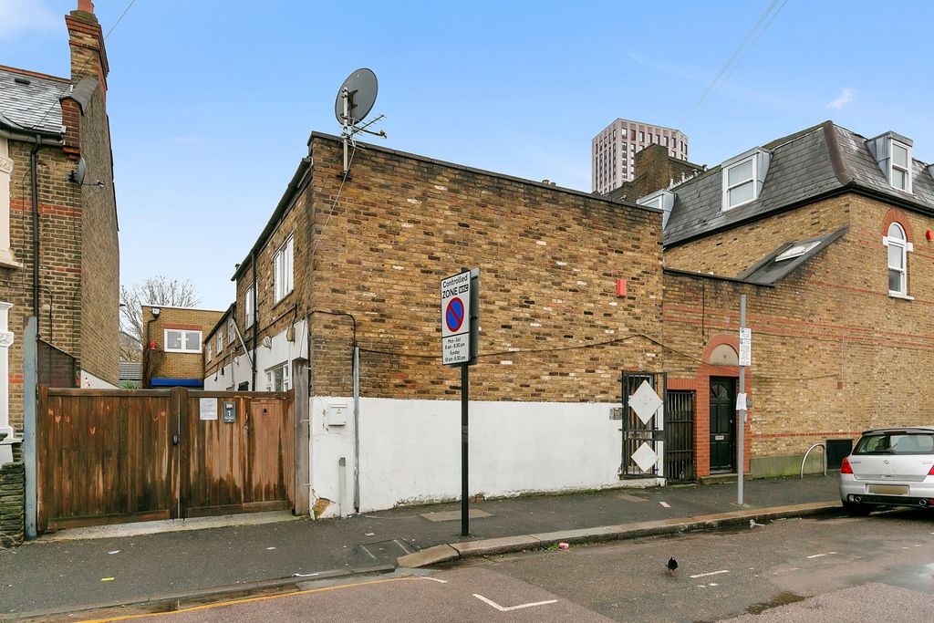 Property photo 2 of 24 Picture No. 01