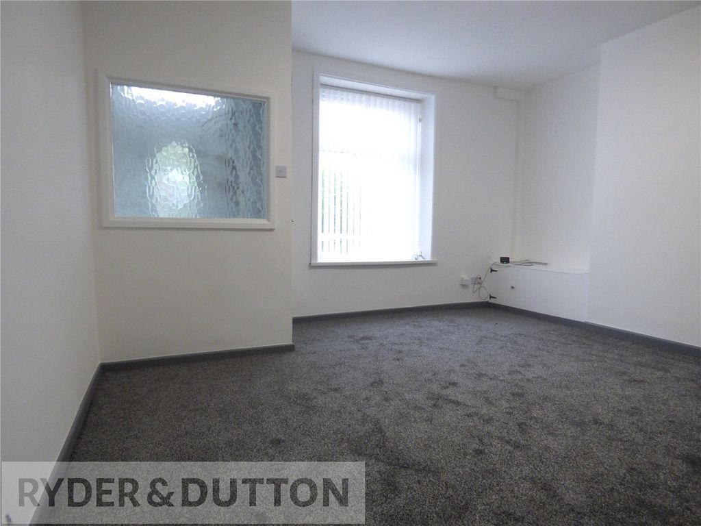 Property photo 3 of 17 Lounge