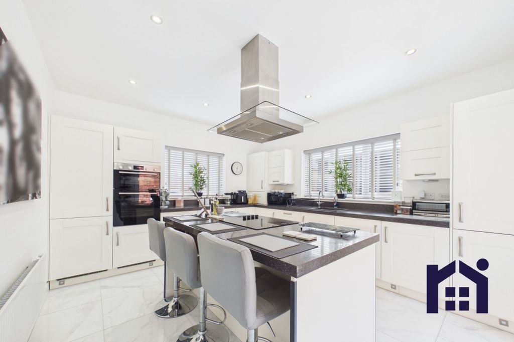 Property photo 2 of 33 Dining Kitchen