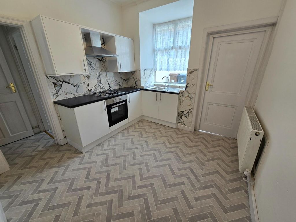 Property photo 3 of 10 Kitchen