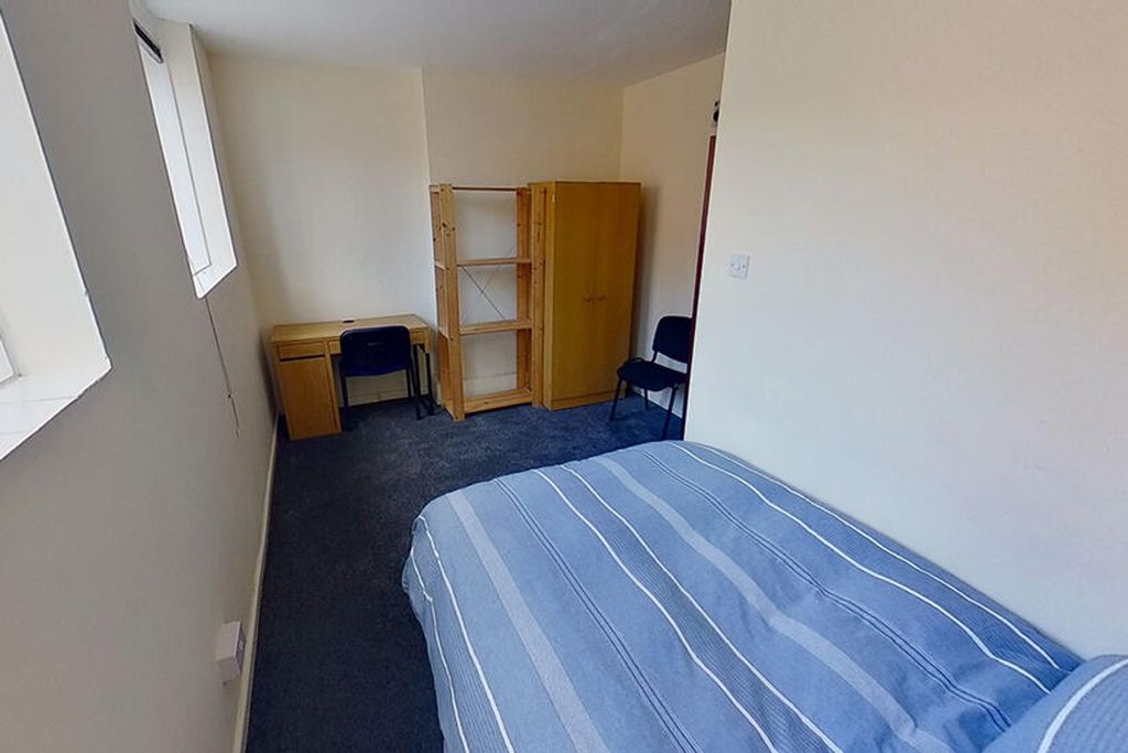 Property photo 3 of 3 This Inviting Double Bedroom Features A Cozy Atmos...