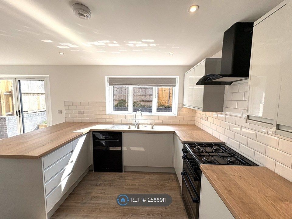 Property photo 2 of 18 Kitchen