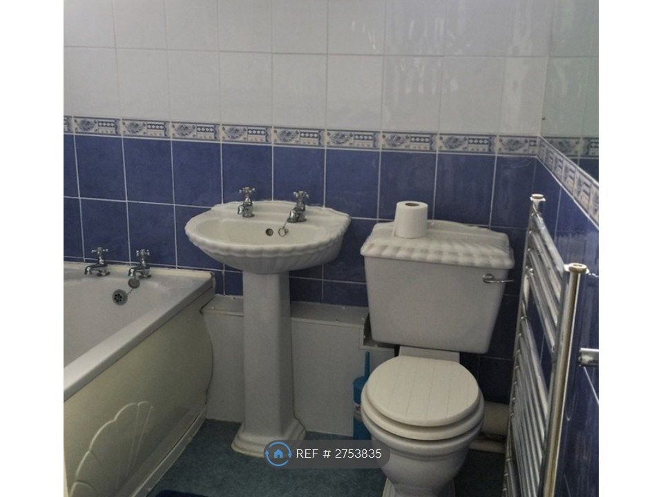 Property photo 2 of 11 Bathroom