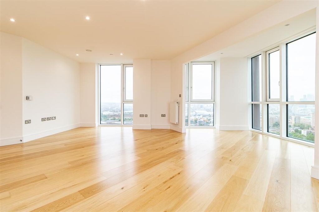 Property photo 2 of 20 Sky-View-Tower-St...