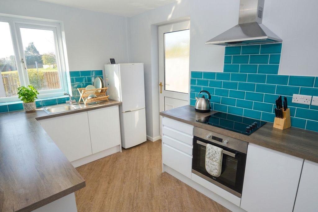 Property photo 3 of 8 Kitchen